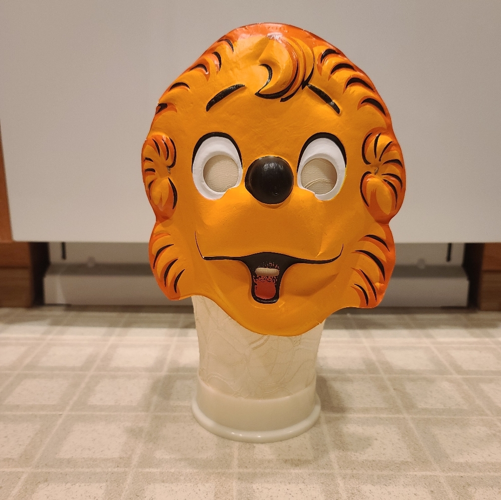 Vintage  1982 Berenstain Bears Halloween  Mask.